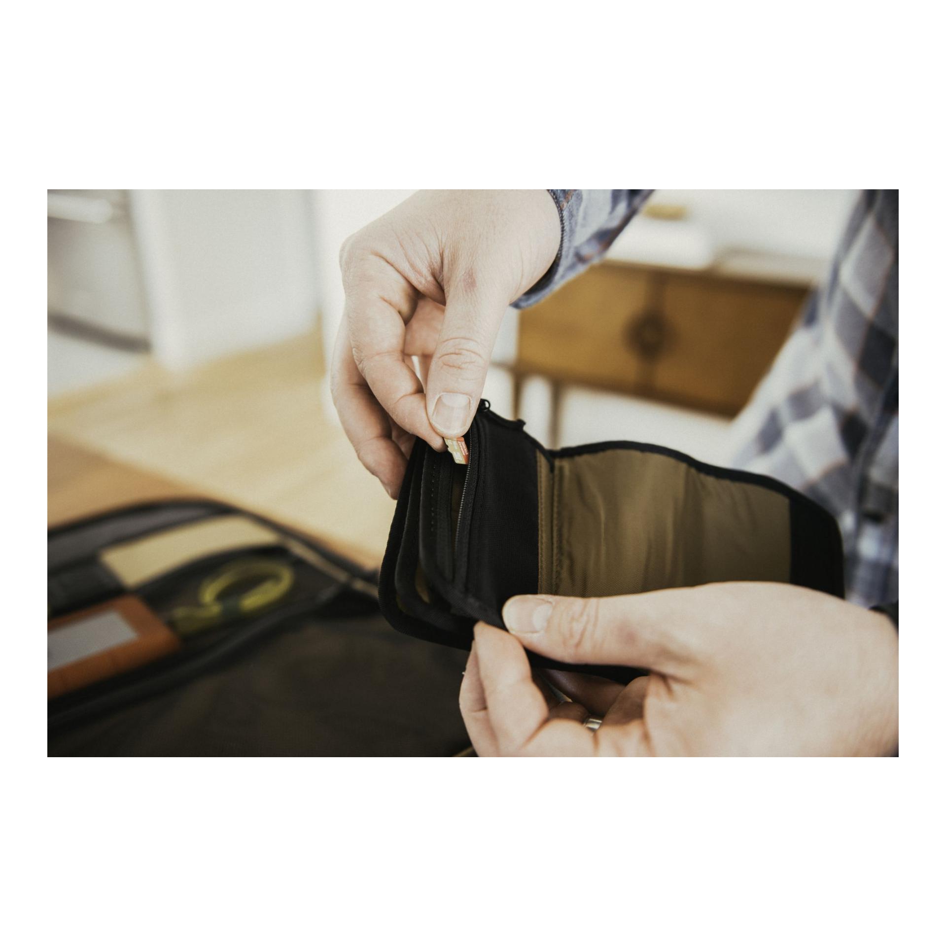 Peter McKinnon Memory Card Case  - Schwarz