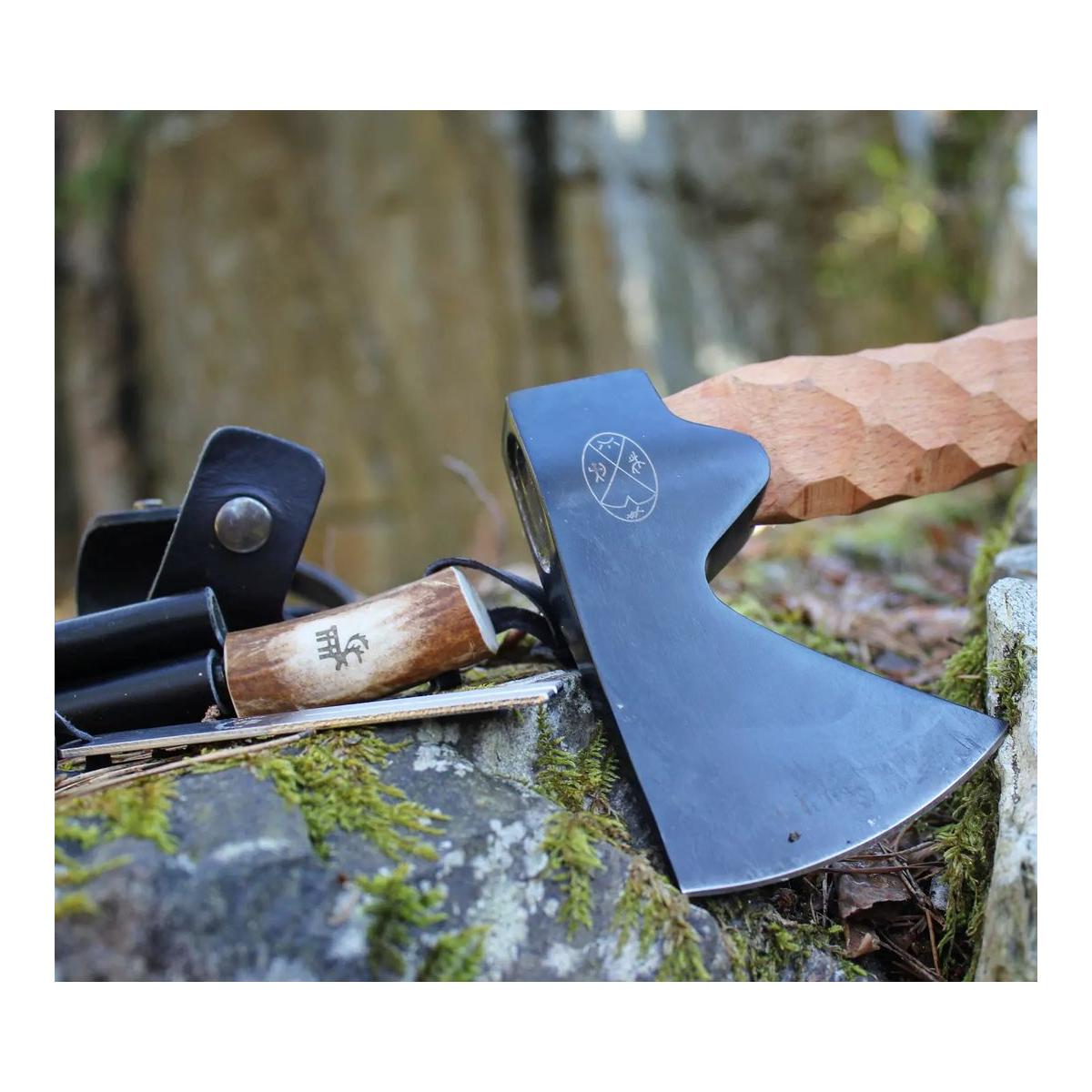 Metsämies Hätä - High Carbon - Bushcraft Axt mit Diamantschleifstein, Feuerstahl und Lederscheide